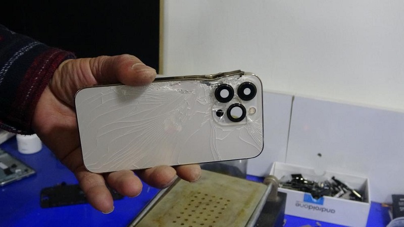 Merminin isabet ettiği telefon