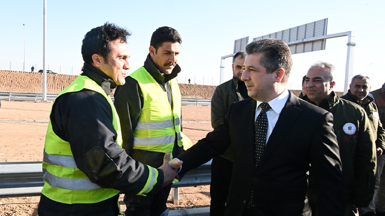 مسرور بارزانی، نخست وزیر اقلیم کوردستان در هنگام استقبال از امدادرسانان که از ترکیه و سوریه باز گشتند