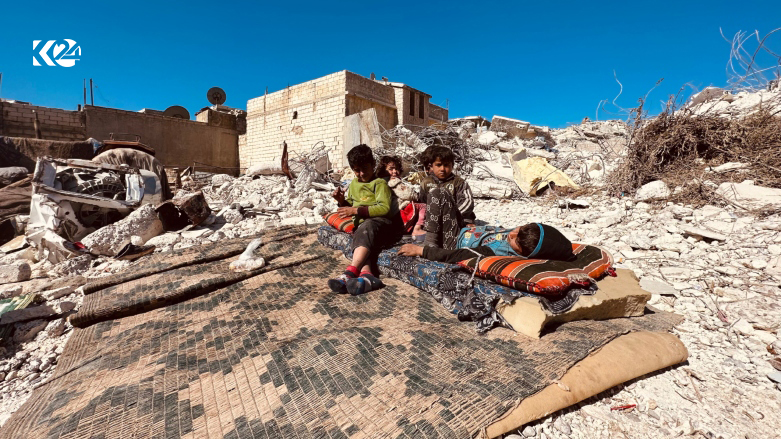 ژمارەیەک منداڵی جندرێس لە سنووری عەفرین لە ناوچە وێرانبووەکان بەهۆی بوومەلەرزەوە - فۆتۆ: ستار ئەحمەد/کوردستان24
