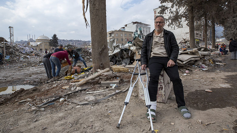 Haysam Hamidi, enkazın başından ayrılmıyor (Foto: AA)