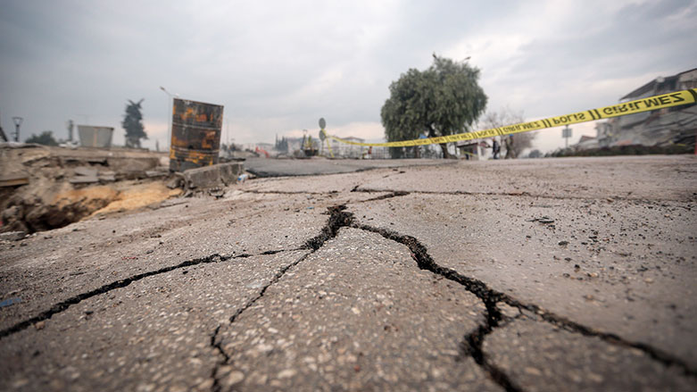 Hatay'da deprem yollarda yarıklar açtı (Foto: AA)