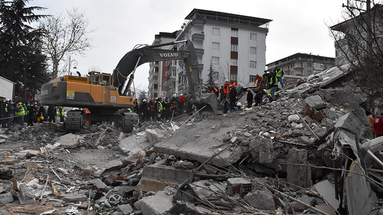Malatya'daki depremde çöken binanın enkazı (Foto: AA)
