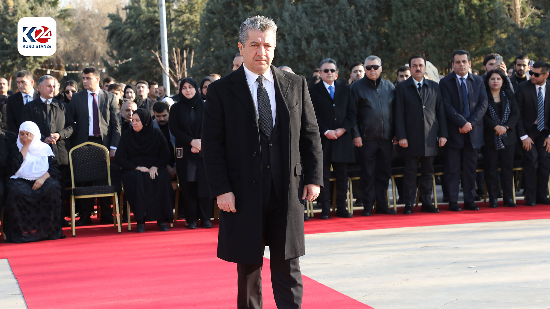 رئيس حكومة كوردستان يضع إكليلاً من الزهور على النصب التذكاري لشهداء فاجعة شباط 2004