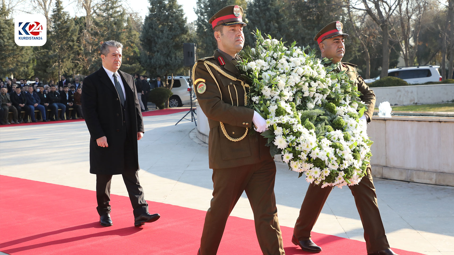 رئيس حكومة كوردستان يضع إكليلاً من الزهور على النصب التذكاري لشهداء فاجعة شباط 2004
