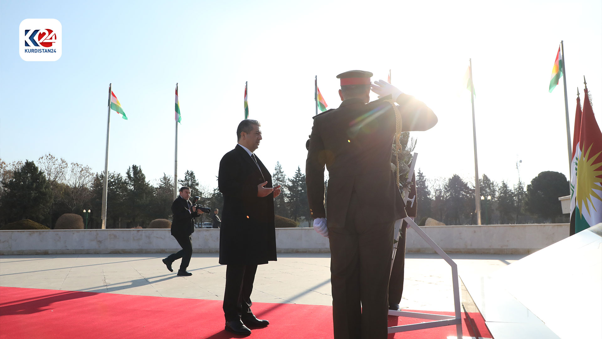 رئيس حكومة كوردستان يضع إكليلاً من الزهور على النصب التذكاري لشهداء فاجعة شباط 2004