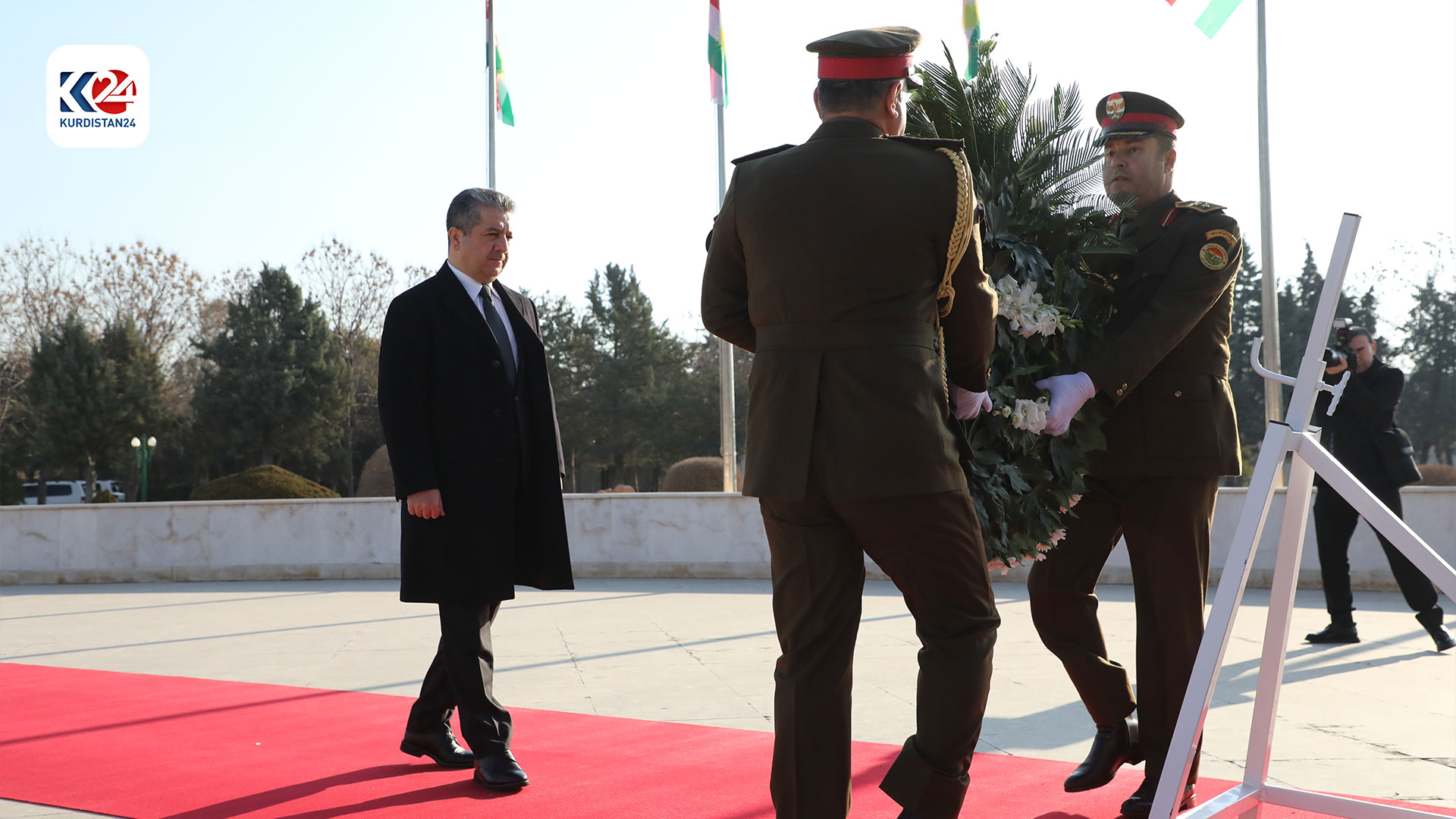 رئيس حكومة كوردستان يضع إكليلاً من الزهور على النصب التذكاري لشهداء فاجعة شباط 2004