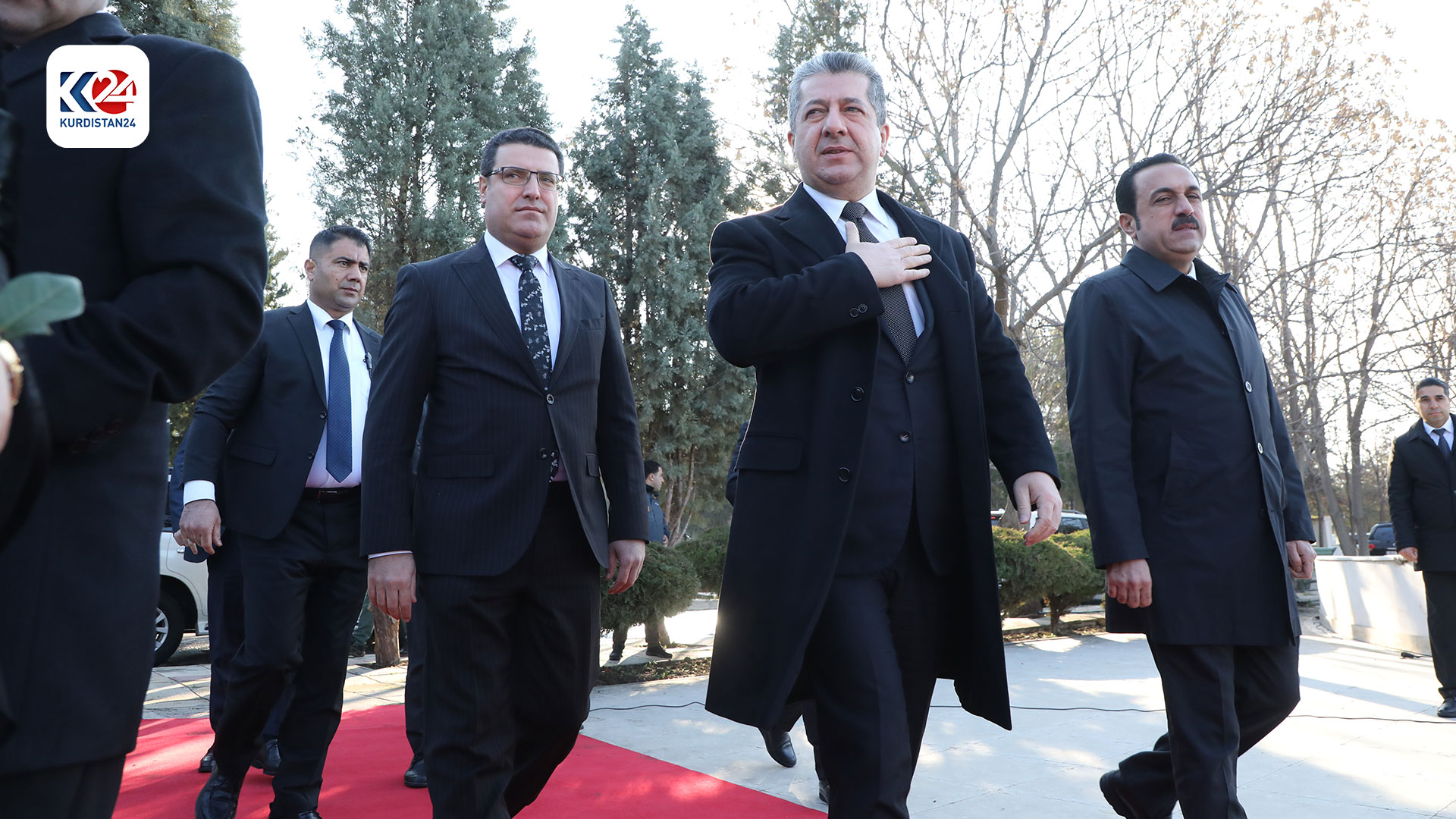 رئيس حكومة كوردستان يضع إكليلاً من الزهور على النصب التذكاري لشهداء فاجعة شباط 2004