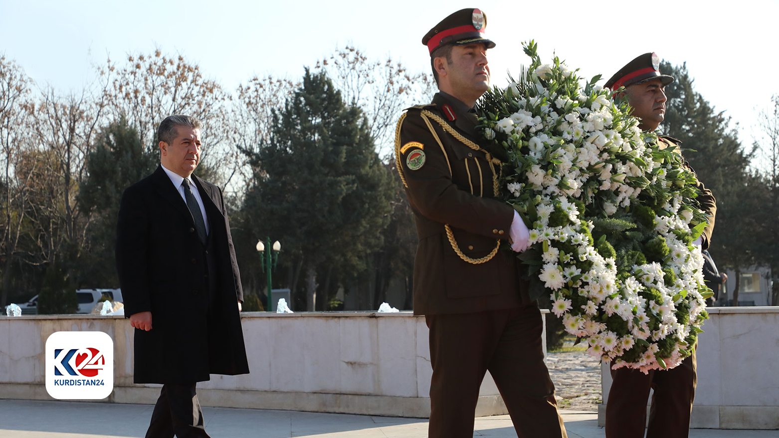 مسرور بارزانی، نخست وزیر اقلیم کوردستان در هنگام ادای احترام به شهدای اول فوریه ٢٠٠٤