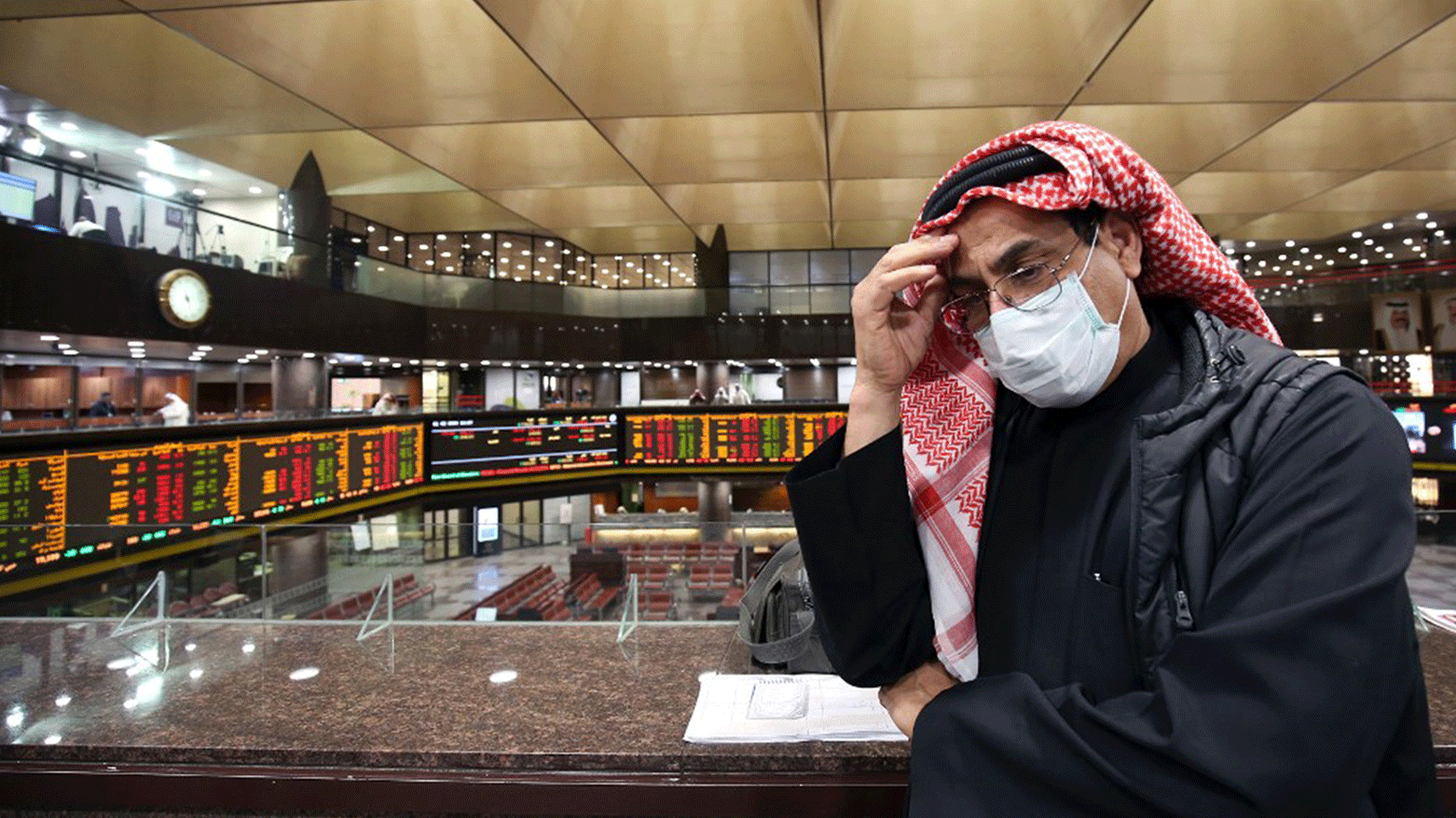 A Kuwaiti trader wearing a protective mask follows the market at the Boursa Kuwait stock exchange in Kuwait City, March 1, 2020. (Photo: Yasser al-Zayyat/AFP)