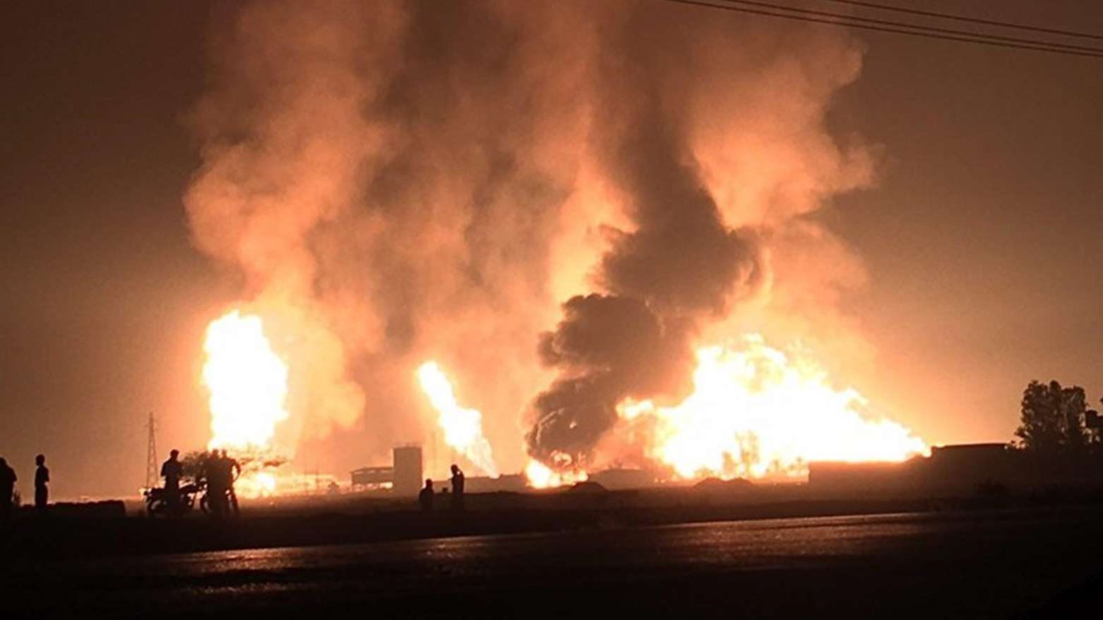 İran'ın ulusal doğalgaz ağında yaşanan patlamaların ardından yangın çıktı
