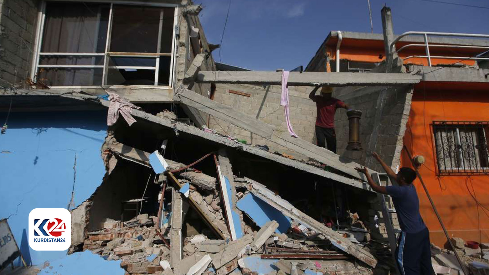 انهيار مبنى سكني في لبنان مكتظ بعائلات سورية