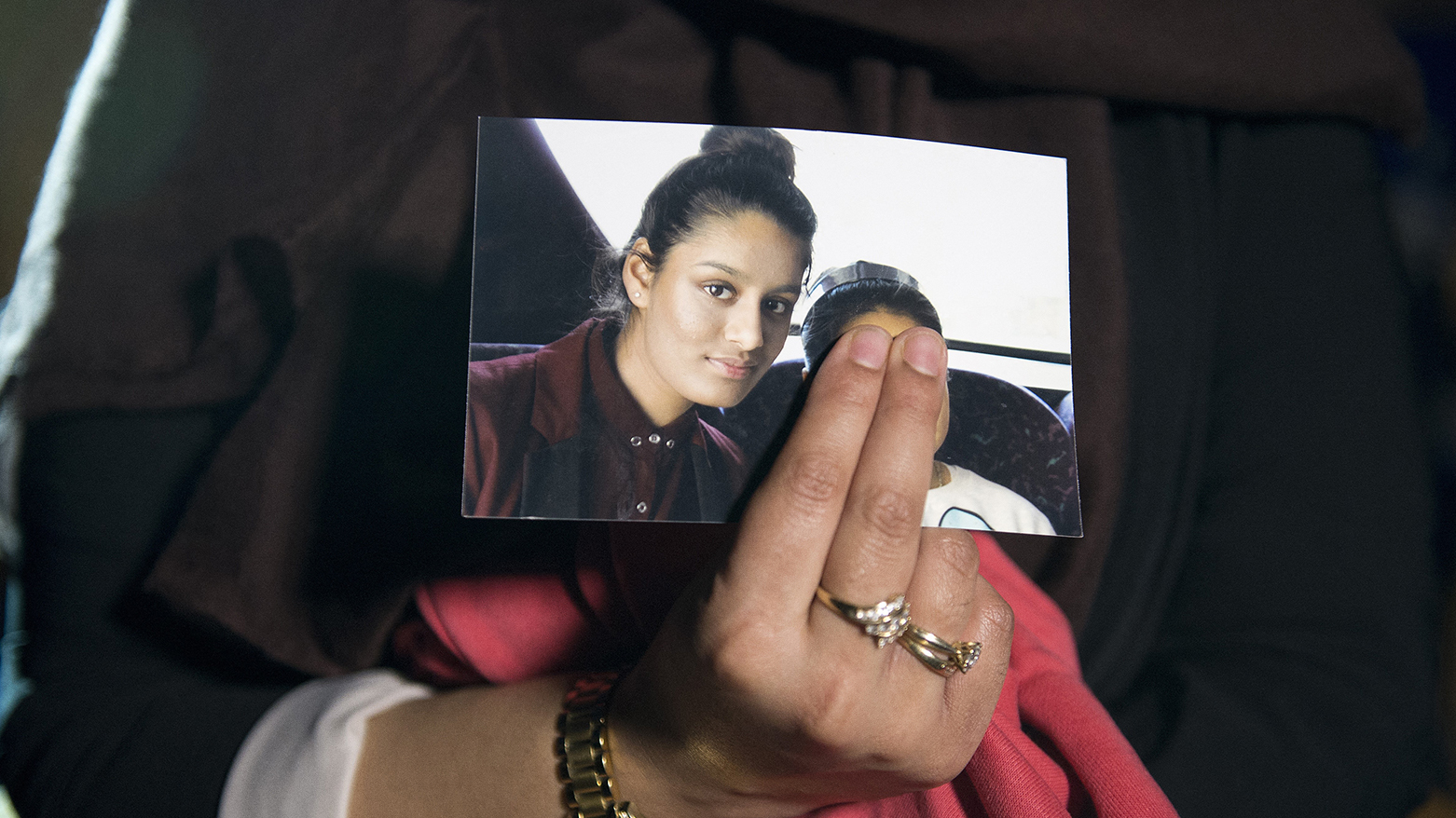 Eldest sister of British girl Shamima Begum, holds a picture of her sister while being interviewed by the media in central London. (Photo: LAURA LEAN/POOL/AFP)