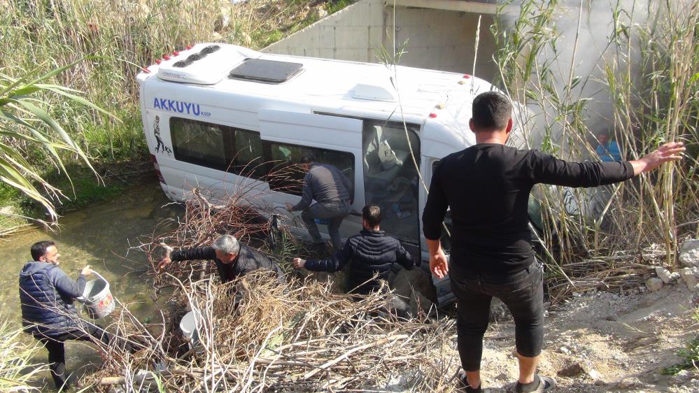 Minibüs ile otomobil çarpıştı: 1 ölü, 13 yaralı (Foto: İHA)