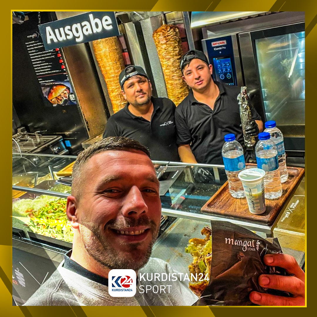 لۆکاس پۆدۆڵسکی لە یەکێک لە چێشتخانەکانی لە ئەڵمانیا