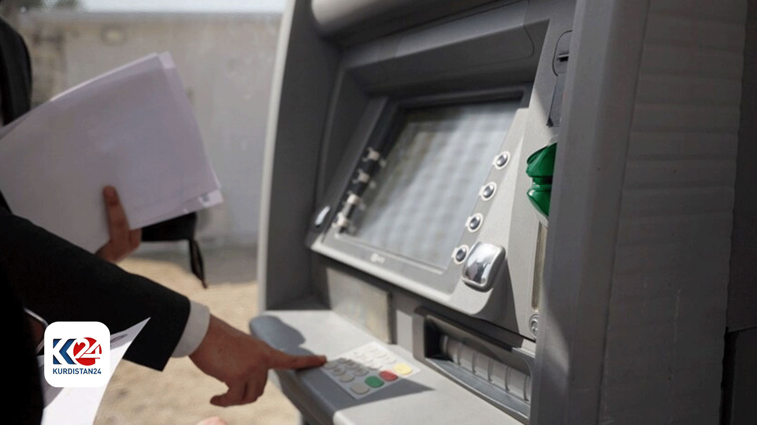 A customer accessing an ATM machine in the Kurdistan Region. (Photo: Kurdistan 24)