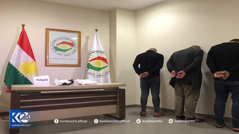 The arrested suspects along with the illegal drugs confiscated by Soran district's security forces, Jan. 4, 2021. (Photo: Kurdistan 24/Hero Mewludi)