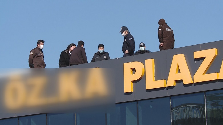 Hêzên ewlekariyê ew ciwan qane kirin û nehiştin xwe biavêje