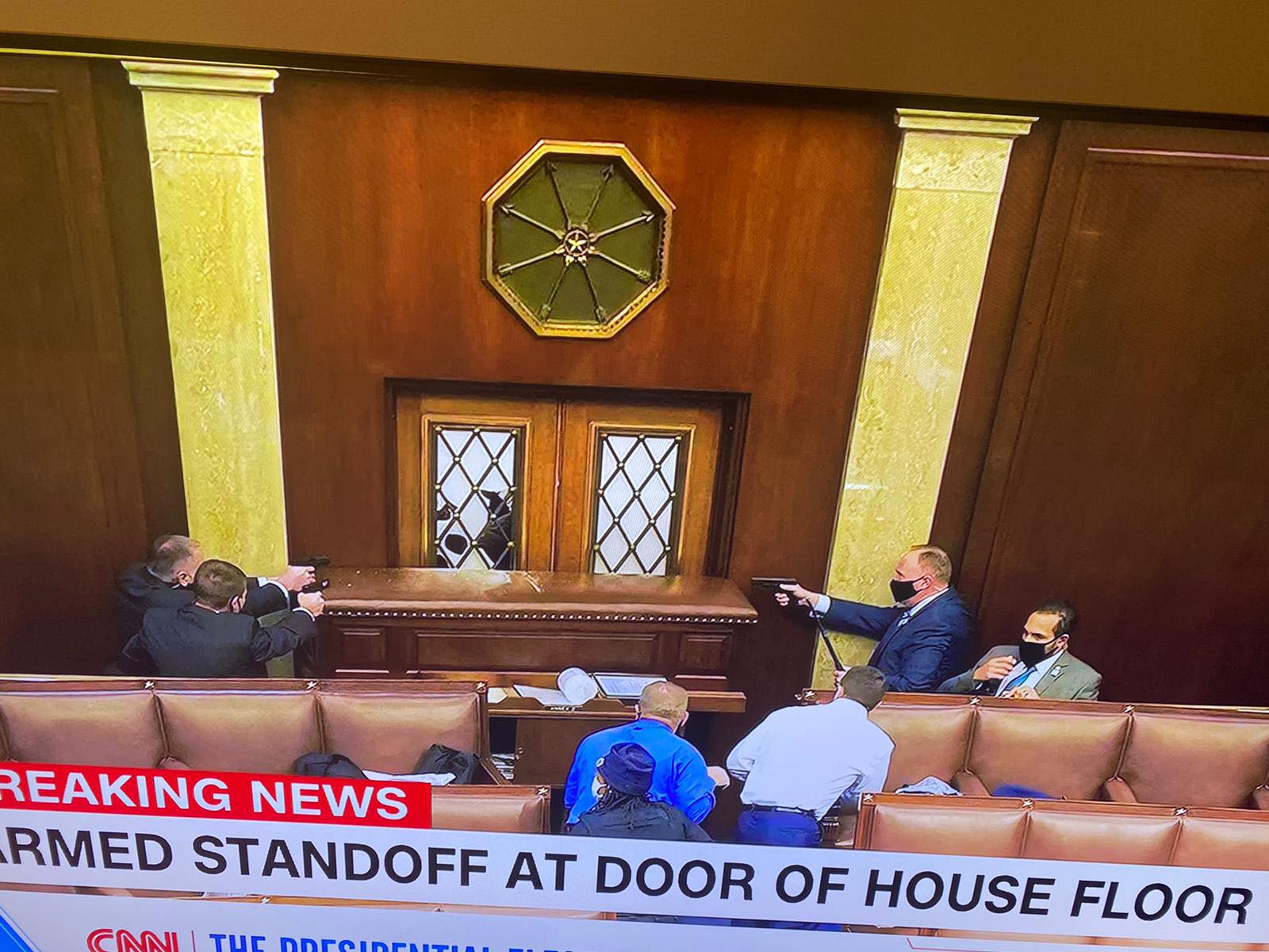 له&zwnj; كۆنگرێس به&zwnj; ده&zwnj;مانچه&zwnj; ته&zwnj;قه&zwnj; له&zwnj; خۆپیشانده&zwnj;ران ده&zwnj;كرێت