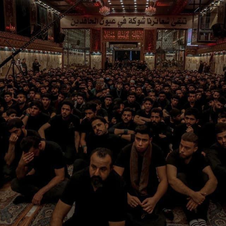 دیمەنێکی ناوەوەی حوسەینییەکە لەکاتی پێشکەشکردنی گوتار لەلایەن عەلی تاڵوقانییەوە