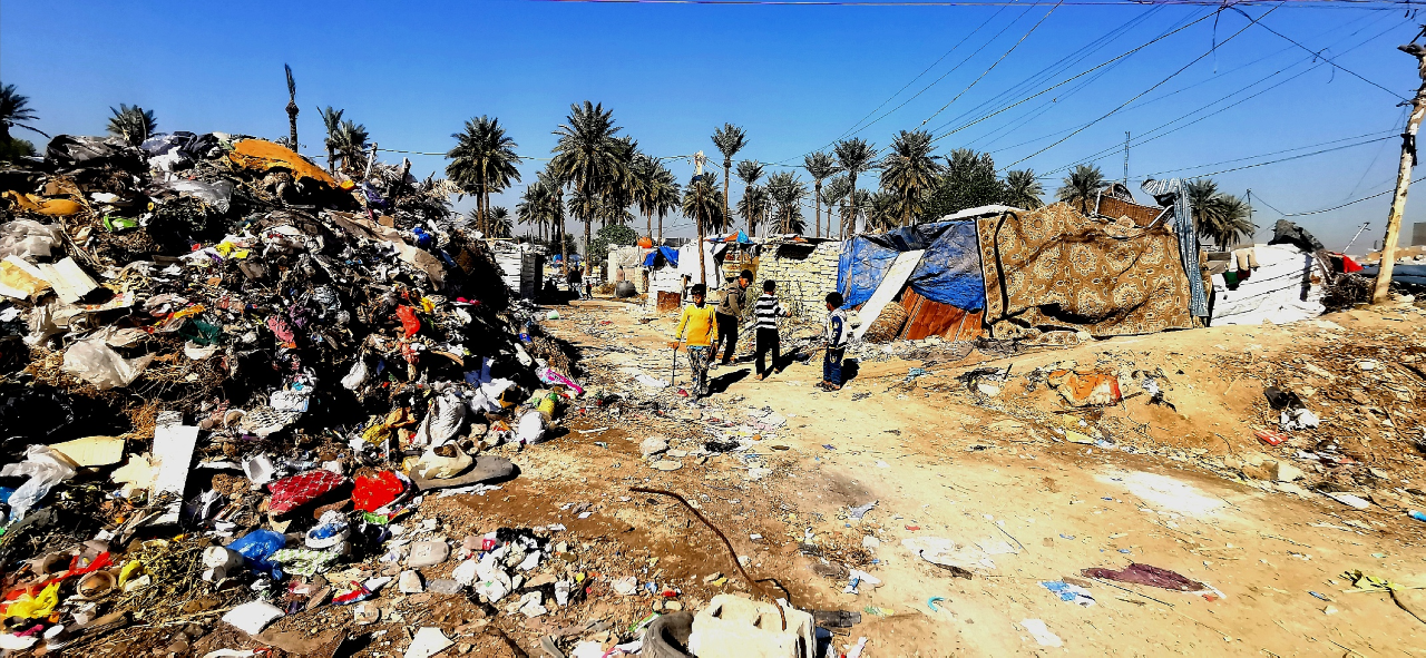 گەڕەکێکی ناسریە، زبڵ بە بەرزایی ماڵەکان کۆبووەتەوە، وێنە: کوردستان24