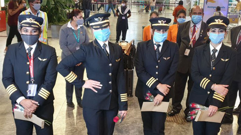 Pilotlar havalimanında çiçeklerle karşılandı