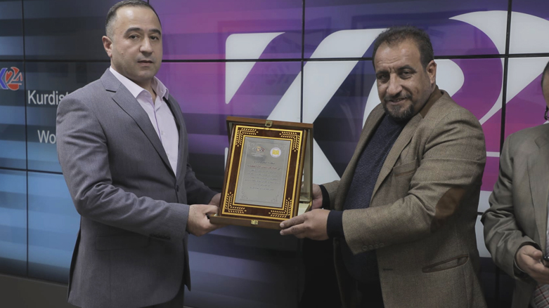 A member of the Iraqi Journalists Union hands the Certificate of Appreciation to Kurdistan 24 General Manager, Mr. Mohammad Haji Karim. (Photo: Kurdistan 24)