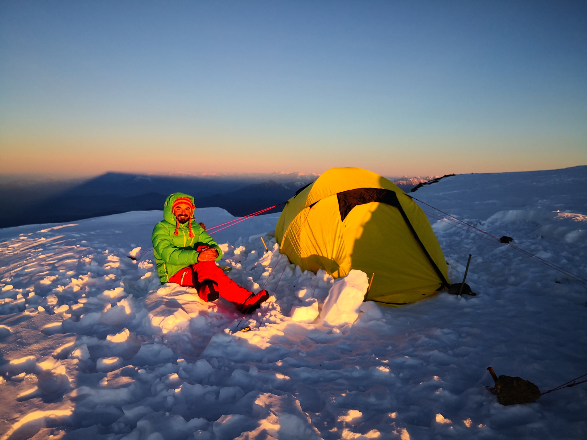اربعة متسلقي جبال يقضون ليلة متجمدة فوق قمة هلكورد