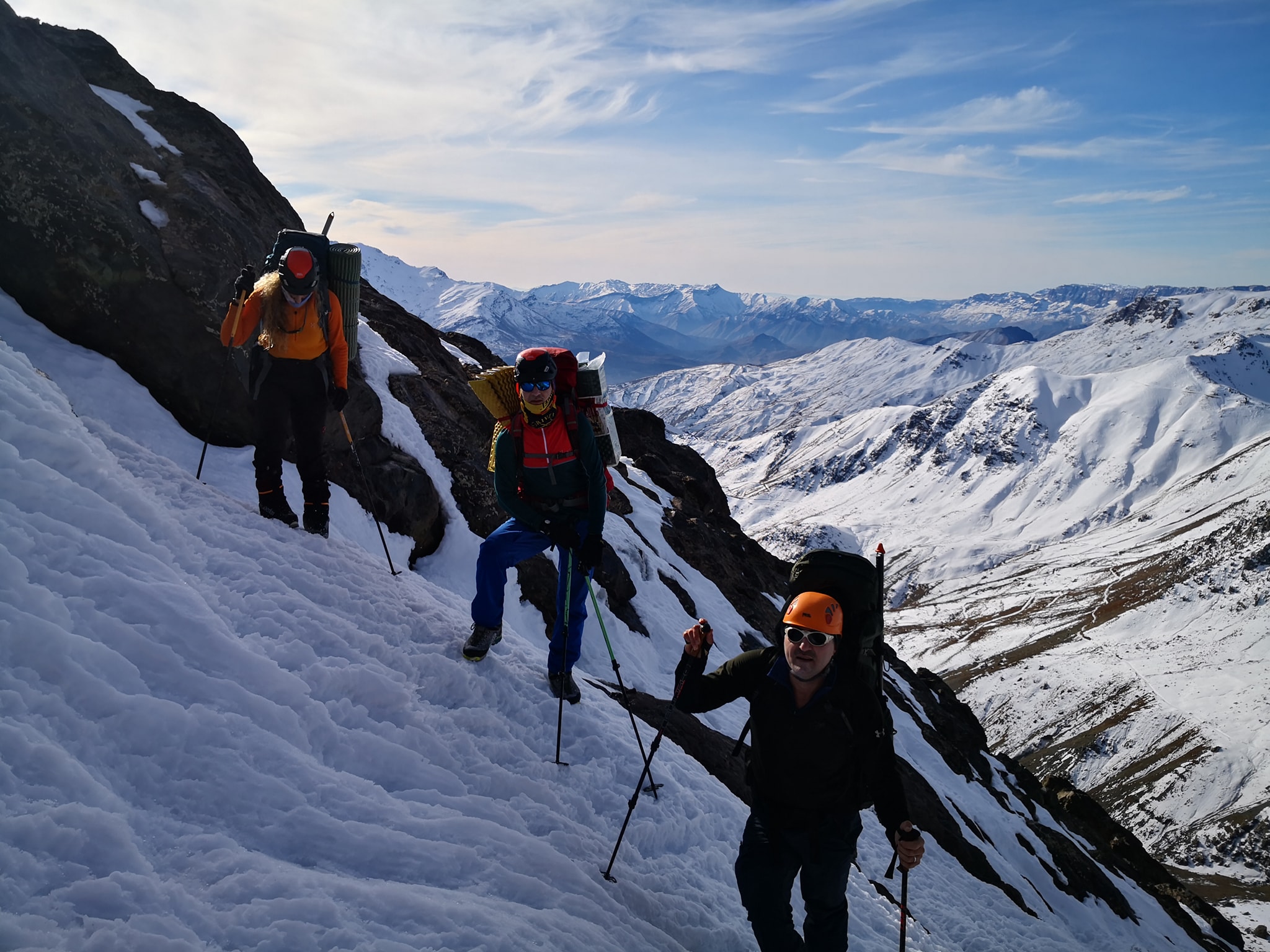 اربعة متسلقي جبال يقضون ليلة متجمدة فوق قمة هلكورد