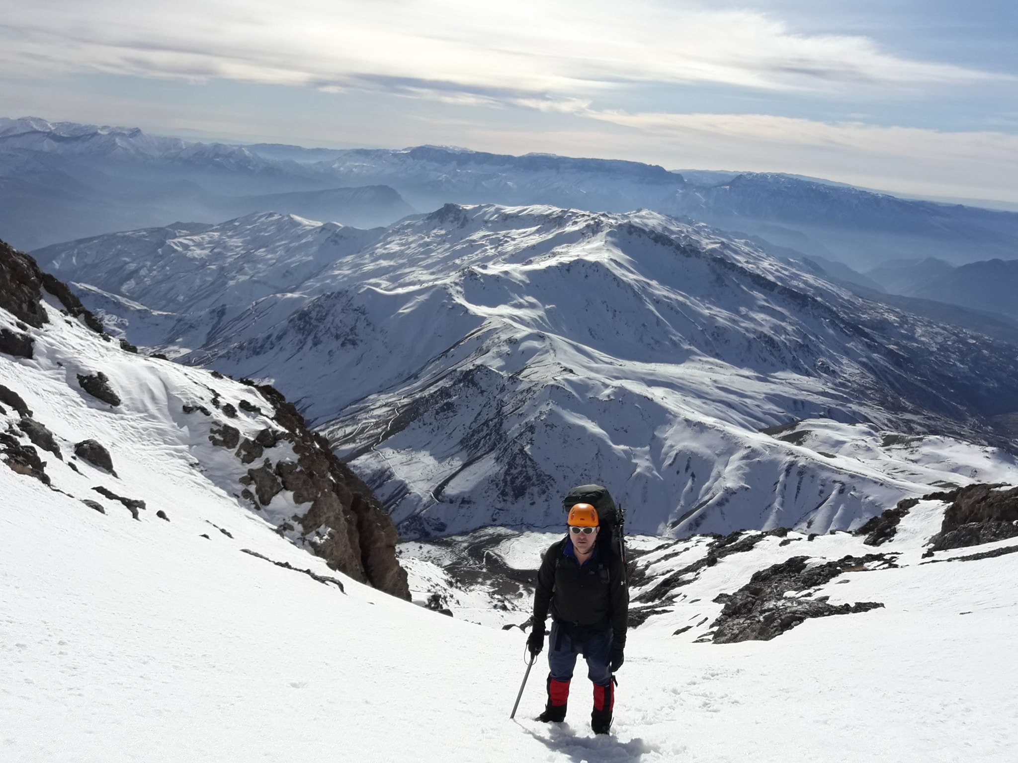 اربعة متسلقي جبال يقضون ليلة متجمدة فوق قمة هلكورد