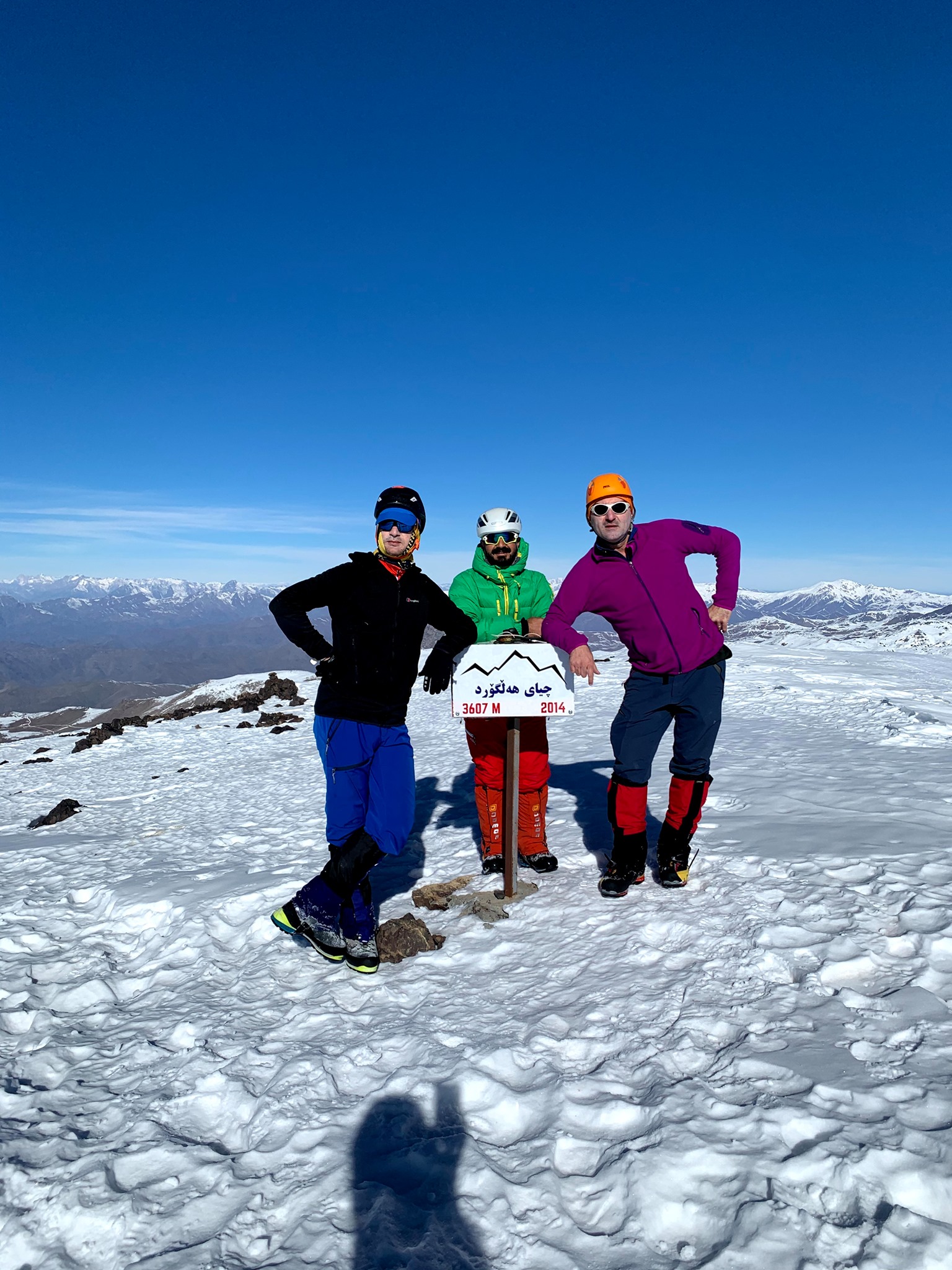 اربعة متسلقي جبال يقضون ليلة متجمدة فوق قمة هلكورد