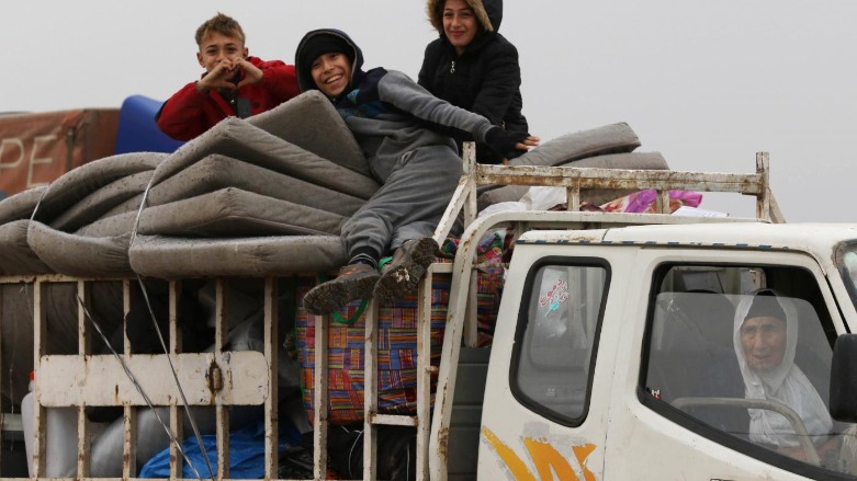 Displaced Iraqis transport their belongings in a truck. (Photo: AFP)