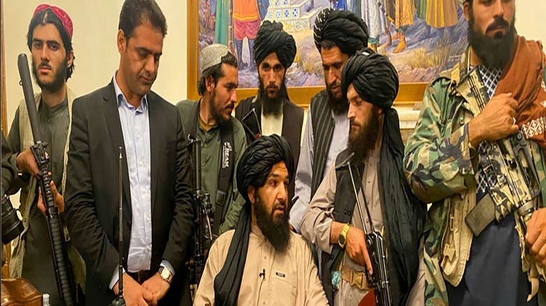 چه‌كدارێكی تاڵیبان به‌ شۆفێری ته‌كسیه‌ك ده‌ڵێ، گوێ له‌ گۆرانی مه‌گره‌