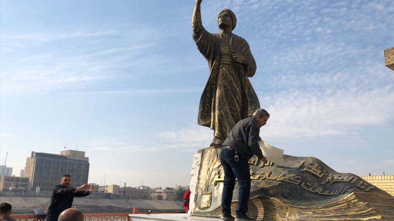 يقع تمثال المتنبي في الشارع المسمى باسمه وسط العاصمة العراقية بغداد بالقرب من منطقة الميدان وشارع الرشيد - تصوير: أمانة بغداد