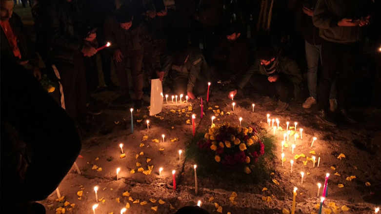 أنصار الحشد الشعبي يوقدون الشموع في الذكرى الثانية لاغتيال المهندس وسليماني في شارع مطار بغداد الدولي - صورة: وسائل التواصل الاجتماعي