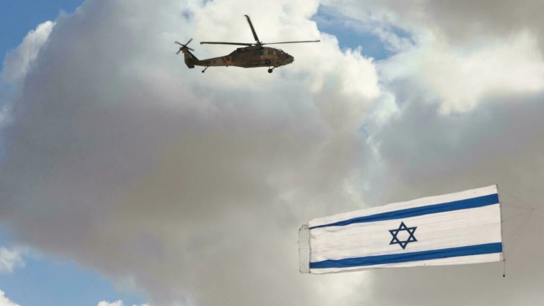 مروحية إسرائيلية من طراز بلاكهوك تحلّق خلال عرض بمناسبة تخريج طيارين في قاعدة هاتزريم الجوية في صحراء النقب في جنوب الدولة العبرية- الصورة لفرانس 24
