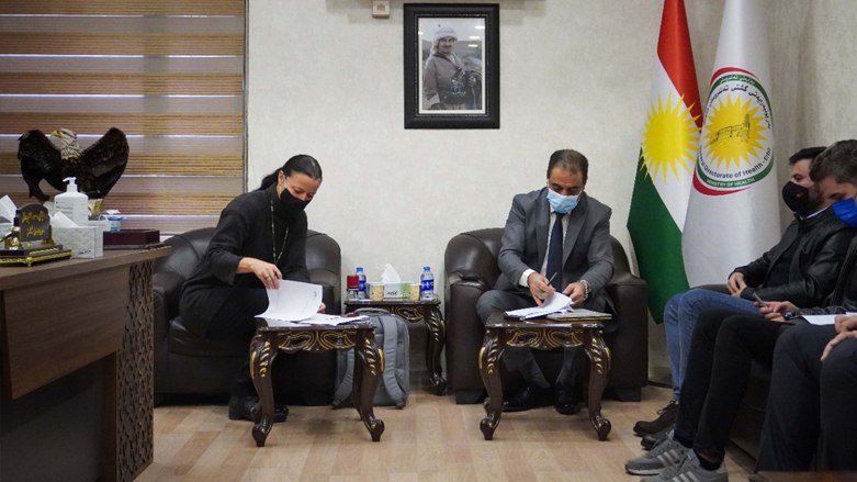 Dlovan Mohammad, the head of Erbil Health Directorate (right) signing a memorandum of understanding with Esther van der Woerdt, head of MSF's Mission in Iraq, Jan. 4, 2022. (Photo: MSF)