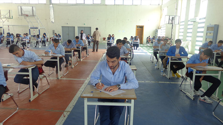 طلبة يؤدون الامتحانات في العراق - صورة ارشيفية