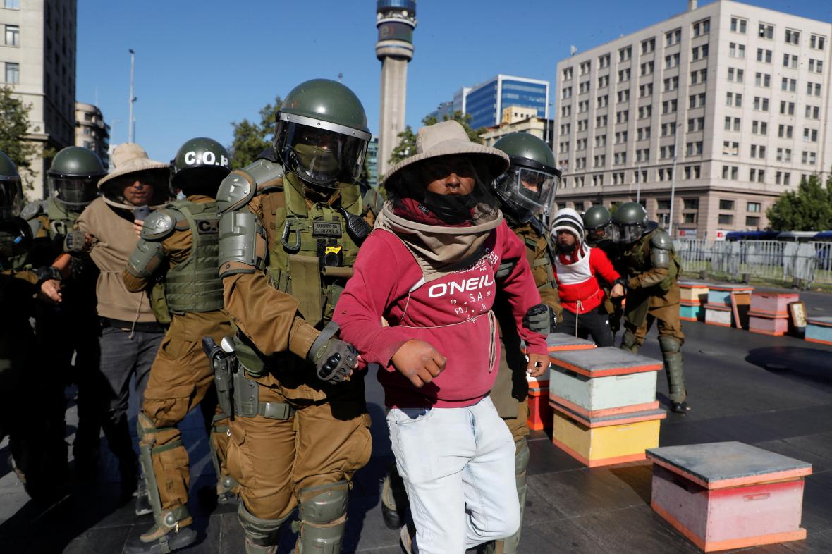 له‌ خۆپیشاندنه‌كه‌ 4 هه‌نگه‌وان ده‌ستگیركران، به‌ڵام 7 پۆلیس بریندار بوون