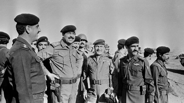 سەدام حوسێن لەگەڵ ژمارەیەک بەرپرس و پلەداری سوپای عێراق