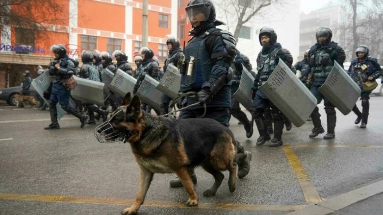 القوات الأمنية الكازاخستانية تواجه المتظاهرين بمدينة ألماتي في 5 يناير/كانون الثاني 2022. © أسوشيتيد برس