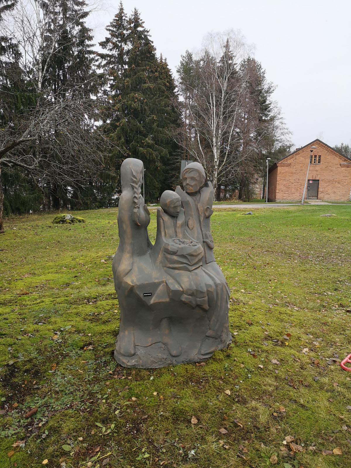 پەیکەری هونەرمەندێکی کورد لە فنلەندا