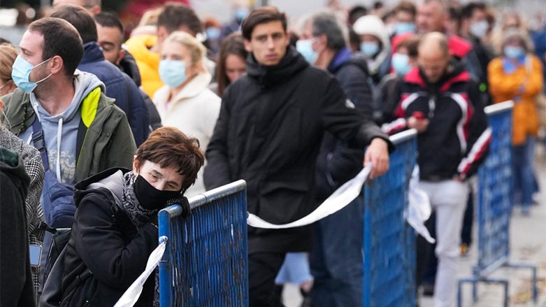Hırvatistan'ın başkenti Zagreb'de halk, coronavirüs aşısı sırasını bekliyor / AP
