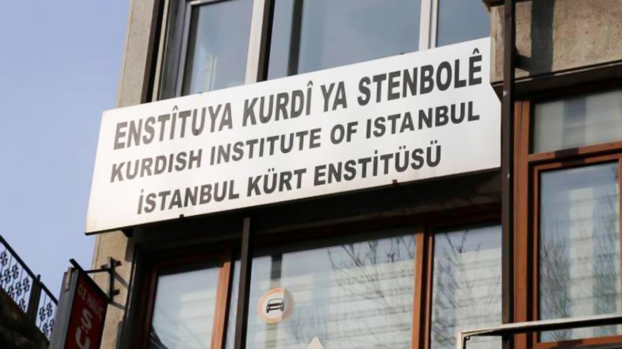 جریان‌های سیاسی کورد ضمن استقبال از اقدام جدید دولت، خواهان به رسمیت شناختن زبانی کوردی هستند