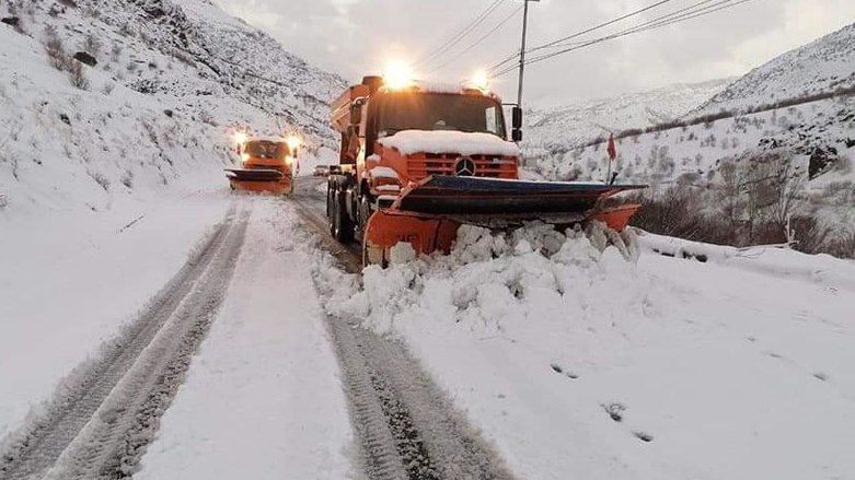 تحاول الفرق المختصة إزالة الثلوج من الطرقات - تصوير: كوردستان 24