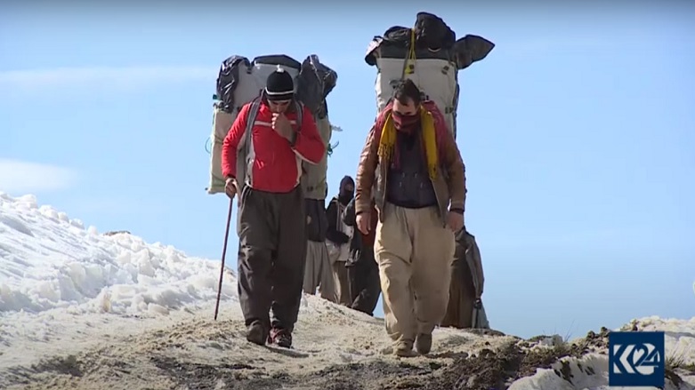 They carry an average of 75 kilograms (150 pounds) on their backs back and forth to make a living amidst rampant unemployment. (Photo: Kurdistan 24)