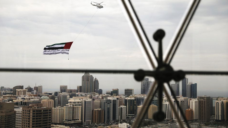 طائرة هليكوبتر تحلق فوق أبو ظبي – تصوير: رويترز