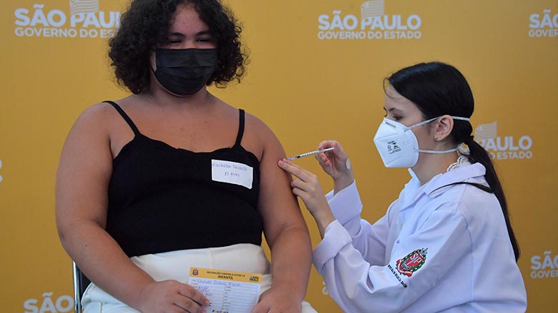 پێدانی ڤاكسین له‌ بنكه‌یه‌كی ساوپاولۆی به‌رازیل