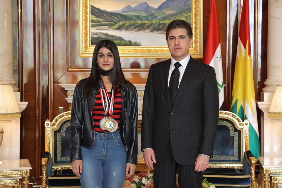 نێچیرڤان بارزانی سه&zwnj;رۆكی هه&zwnj;رێمی كوردستان له&zwnj;گه&zwnj;ڵ به&zwnj;شێك له&zwnj; كچه&zwnj; وه&zwnj;رزشكاره&zwnj; پاڵه&zwnj;وانه&zwnj;كانی كورد