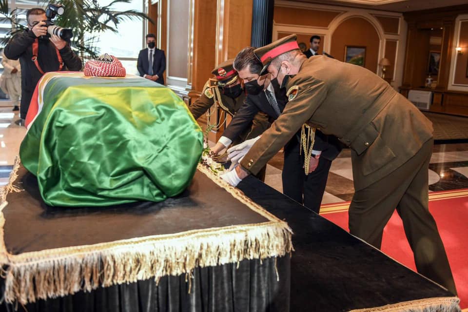 بە ئامادەبوونی مەسرور بارزانی، سەرۆکی حکومەتی هەرێمی کوردستان، لە فڕۆکەخانەی نێودەوڵەتیی هەولێر، پێشوازی لە تەرمی شێخ شامۆ کرا