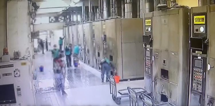 پاککردنەوەی فڕنی مردووان لەلایەن سزادراوانەوە 